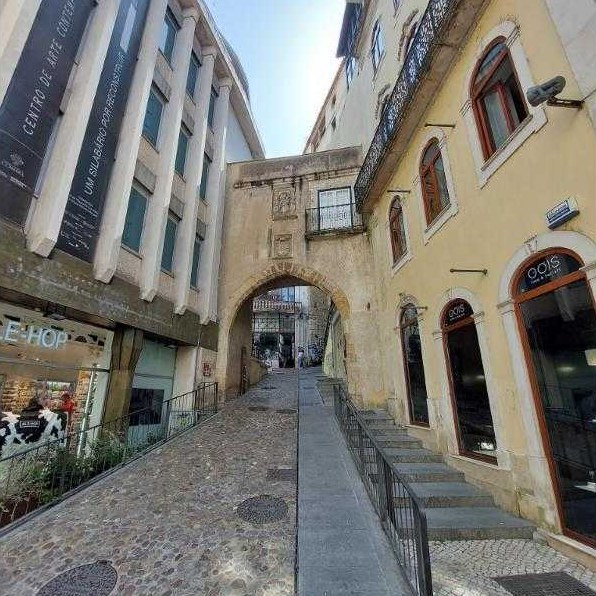 Arco de Almedina visto da rua