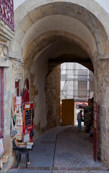 Passagem sob o Arco de Almedina