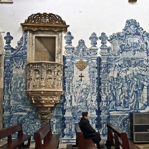 Painéis de azulejo azul e branco em Santa Cruz