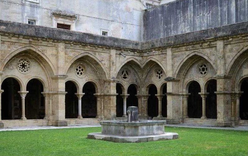 Claustro gótico da Sé Velha com fonte ao centro