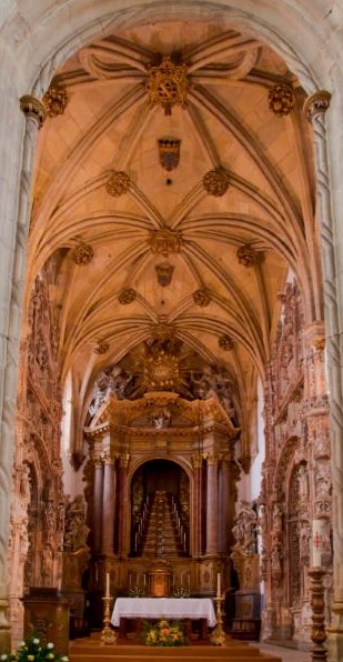 Abóbada e altar da Igreja de Santa Cruz