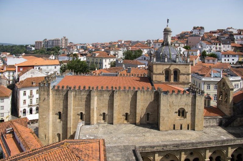 Sé Velha vista do alto, com os telhados da cidade
