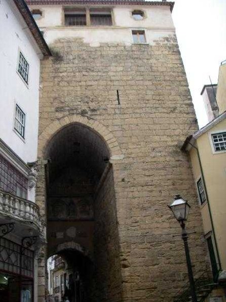 Torre de Almedina sobre o arco