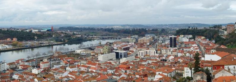 Telhados da Baixa de Coimbra e o rio Mondego