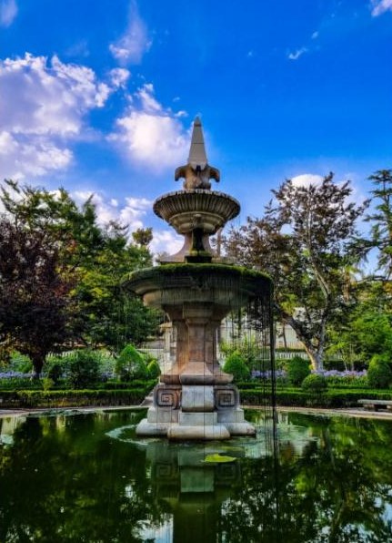 Fonte do Jardim Botânico de Coimbra sob céu azul