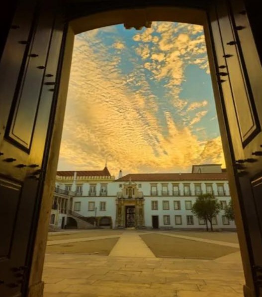Paço das Escolas visto pela Porta Férrea