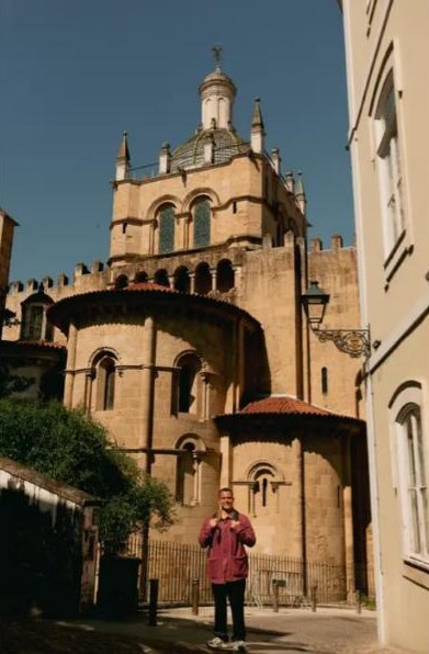 Breno em frente à Sé Velha de Coimbra
