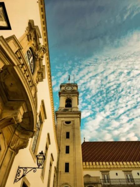 Torre da Universidade contra o céu com nuvens
